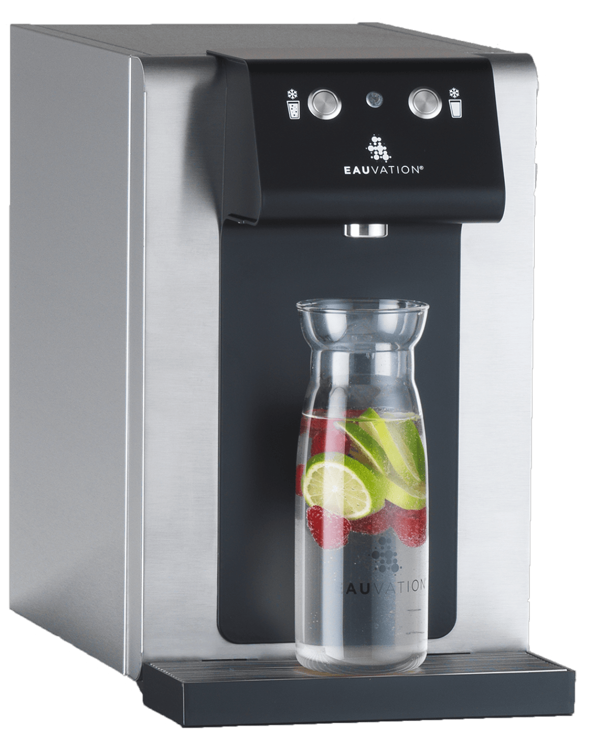 Eauvation Acqua 20 mit einer Glaskaraffe gefüllt mit Wasser und Früchten.