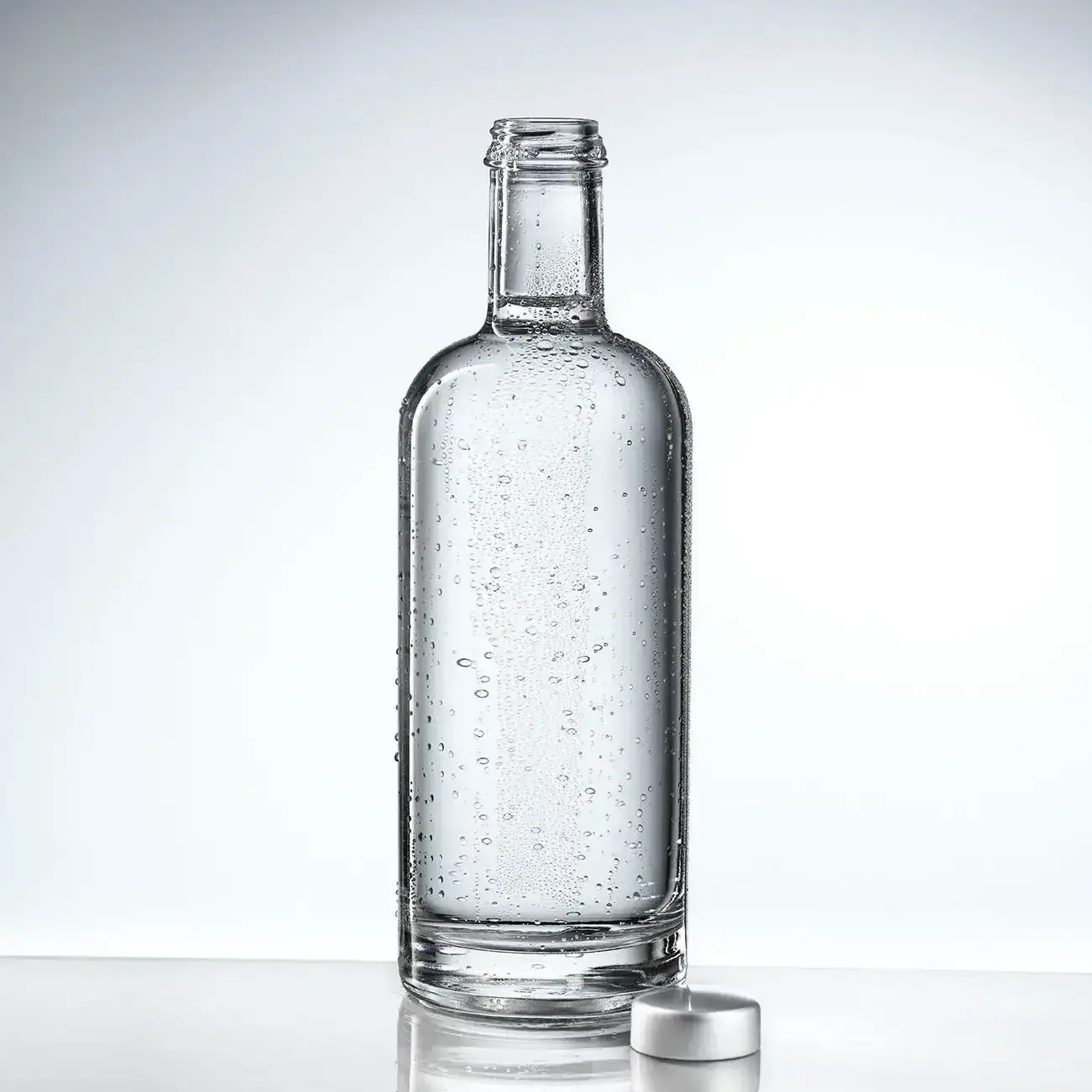 Stilo Flasche auf einem spiegelglatten Untergrund in höchster Eauvation Qualität